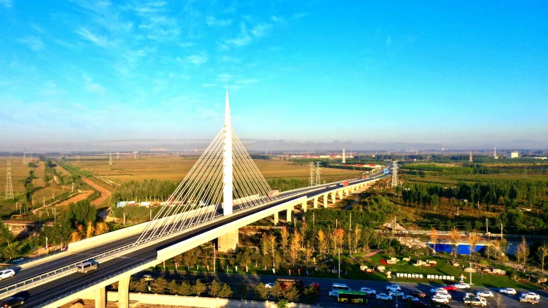 安大线与长城北大街交叉口立交桥.白天龙 摄