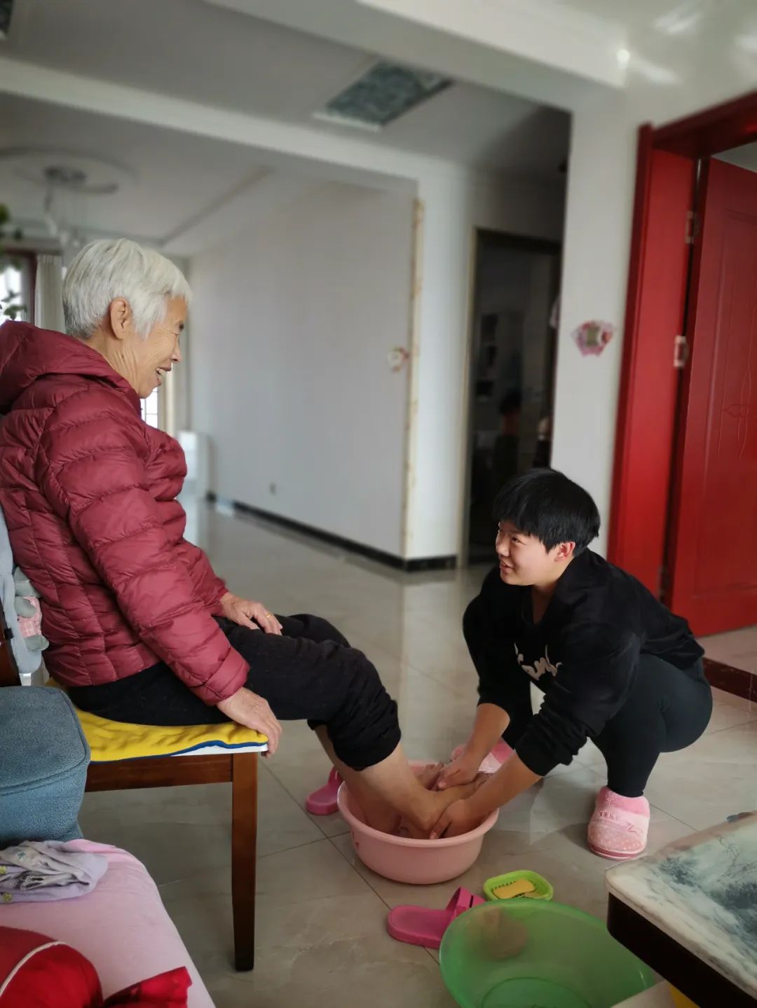 闺女给奶奶洗脚.