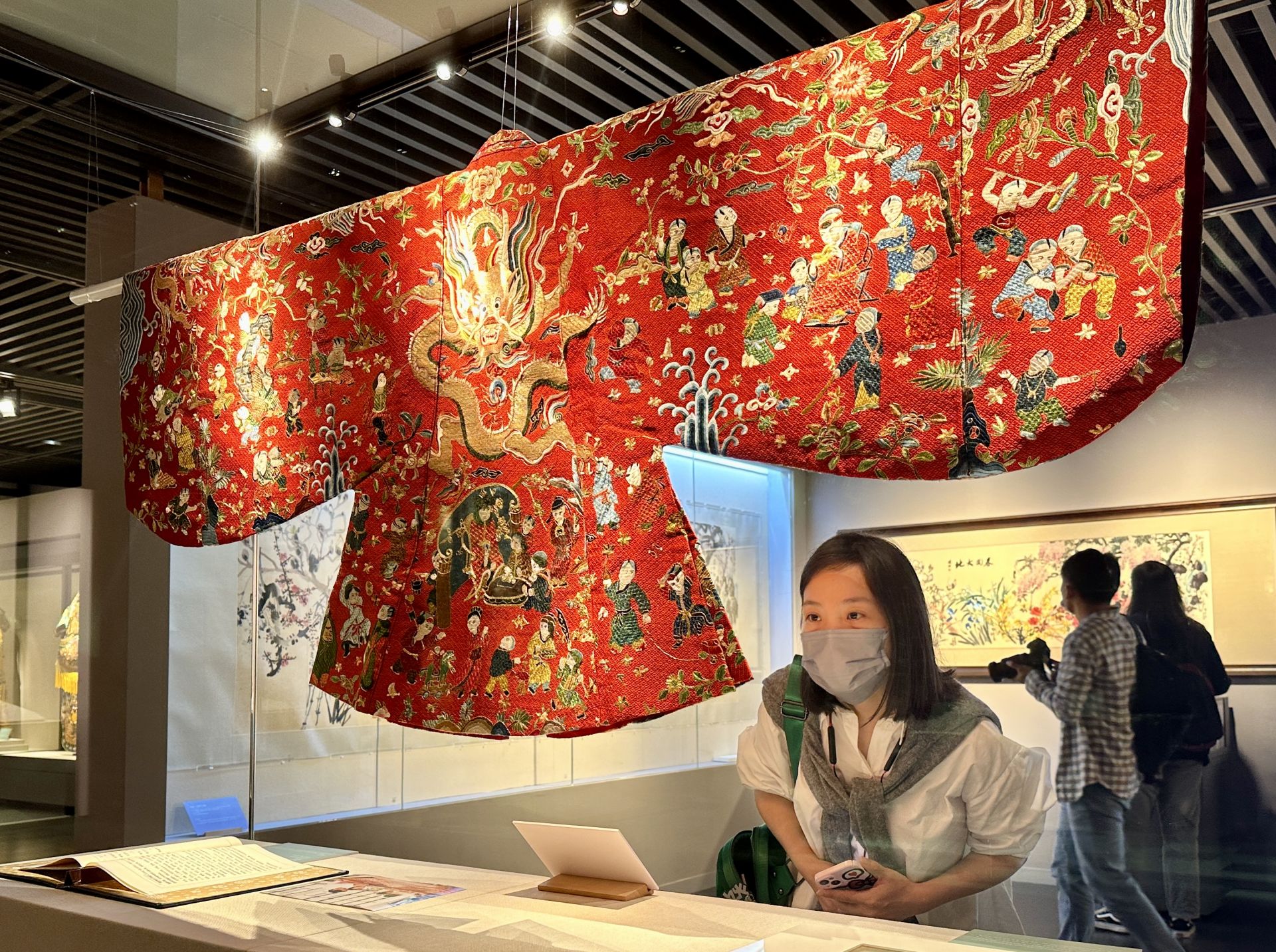 一针一线总关情!“苏绣艺术文献展(1949-2019)”深博开幕|苏绣_新浪新闻