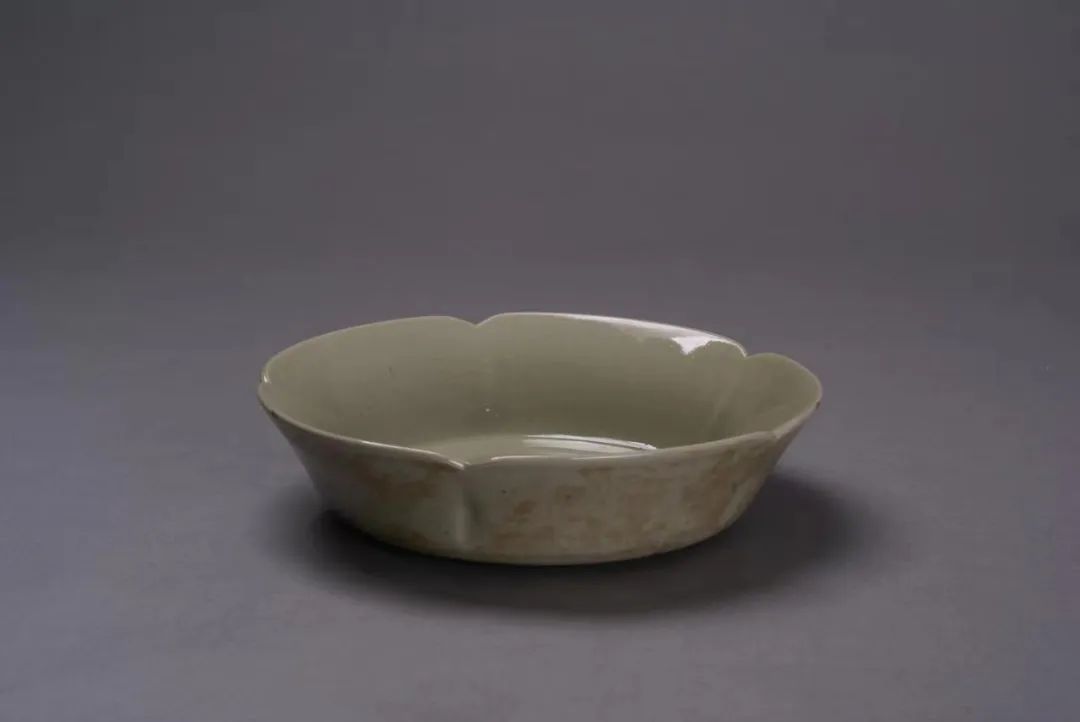 五瓣葵口内凹底深腹秘色瓷碟&nbsp;口径20.5厘米,高4.