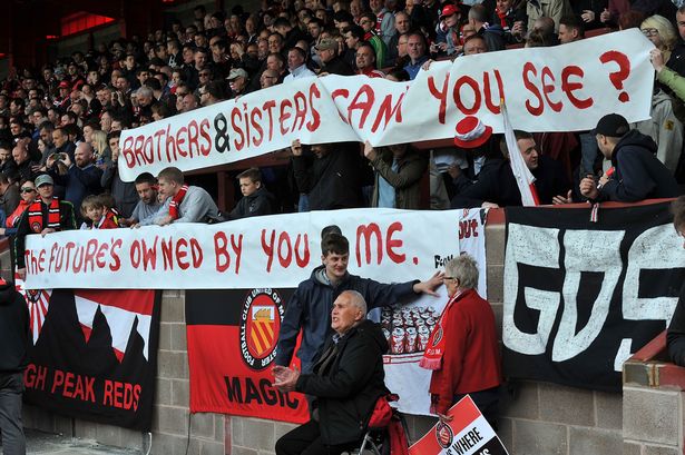 支持联曼的球迷们。