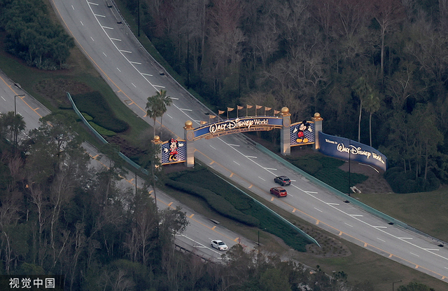 美國奧蘭多，一個迪士尼樂園的標誌懸掛在主題公園的入口。人民視覺 資料圖