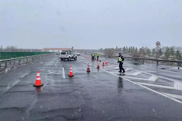 清明时节冷空气来袭 高速交警抗击雨雪护航平安|平安|雨雪|冻冰_新浪新闻