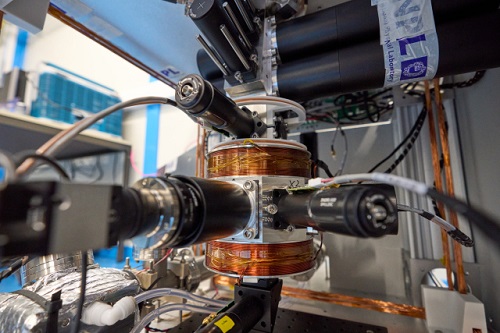 科研团队使用的铯喷泉钟.图片来源:欧洲核子研究中心