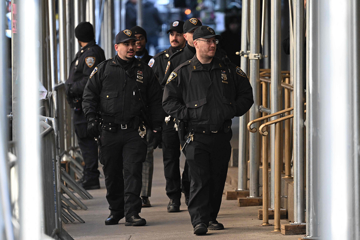 当地时间2023年4月3日,美国纽约,曼哈顿地区检察官办公室外,纽约警察