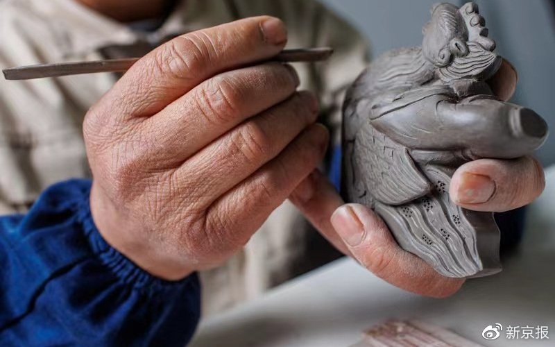 工作室内，师傅正在对脱了模的坯子进行手工修型。新京报记者 王子诚 摄