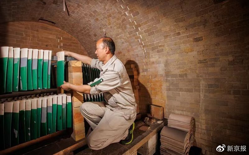 釉烧倒焰窑内，师傅把上釉后的琉璃瓦在窑里的架子上码齐。新京报记者 王子诚 摄