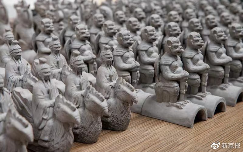 工作室里码放着一些等待进一步加工的文创产品。如今的文创园也在多方位尝试，传承琉璃烧制的文化。新京报记者 王子诚 摄