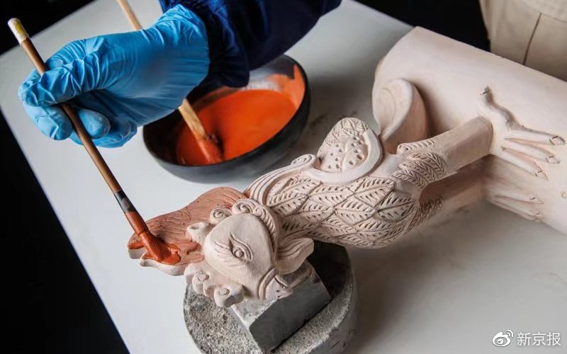 师傅在施釉。新京报记者 王子诚 摄