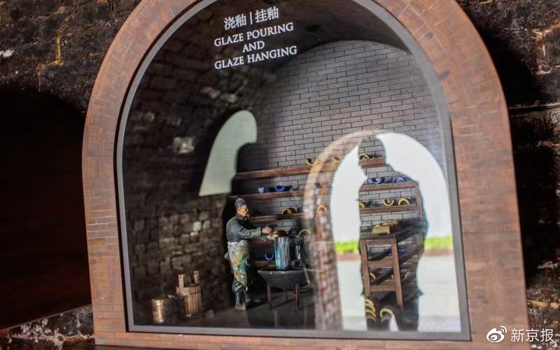 曾经的窑已经成为展厅，通过微缩景观展现当年的烧釉、挂釉场景。新京报记者 王子诚 摄
