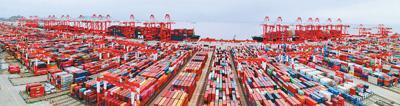 洋山港四期自动化码头是全球单体规模最大的自动化码头，去年集装箱吞吐量实现635万标准箱。图为码头全景。上港集团供图