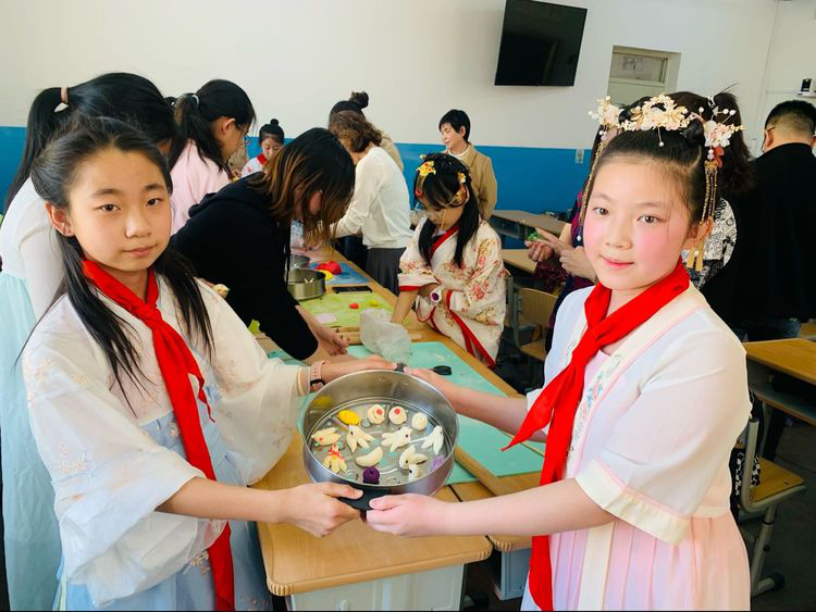 回民区铁六小：寒食节里捏“寒燕”