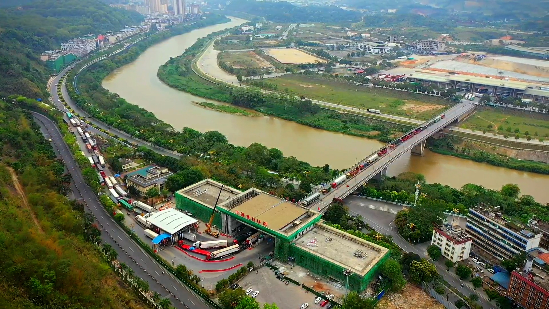 中越边境云南河口口岸一季度进出口货运量逾60万吨|进出口|何春_新浪