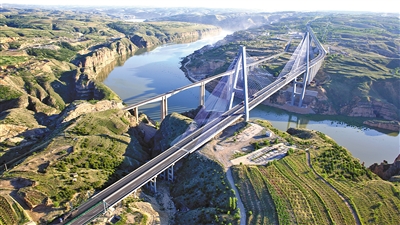 荣乌高速准格尔黄河特大桥.(图片由自治区交通运输厅提供)