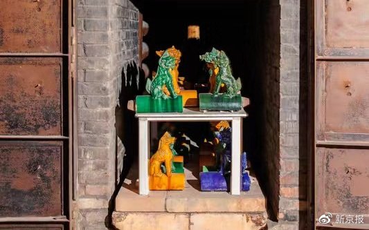 园区的一口釉烧隧道窑，地面铺设轨道运送窑车也一并保留。新京报记者 王子诚 摄