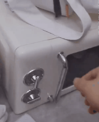 2021年12月13日，江苏南京一女子用微波炉热馒头“翻车”