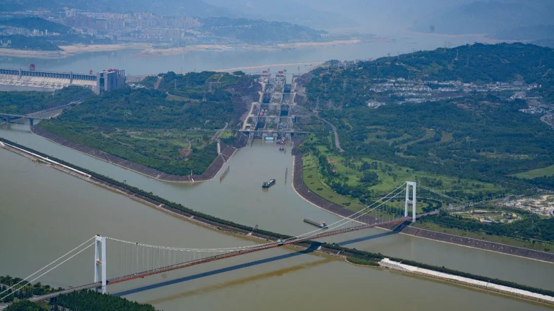 安全有序运行的三峡双线五级船闸 摄影:毛翔春