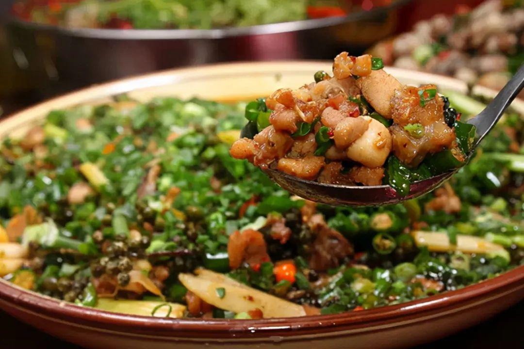 藤椒兔时下,随着网红零食流行开来的藤椒味,是璧山兔的拿手好戏.