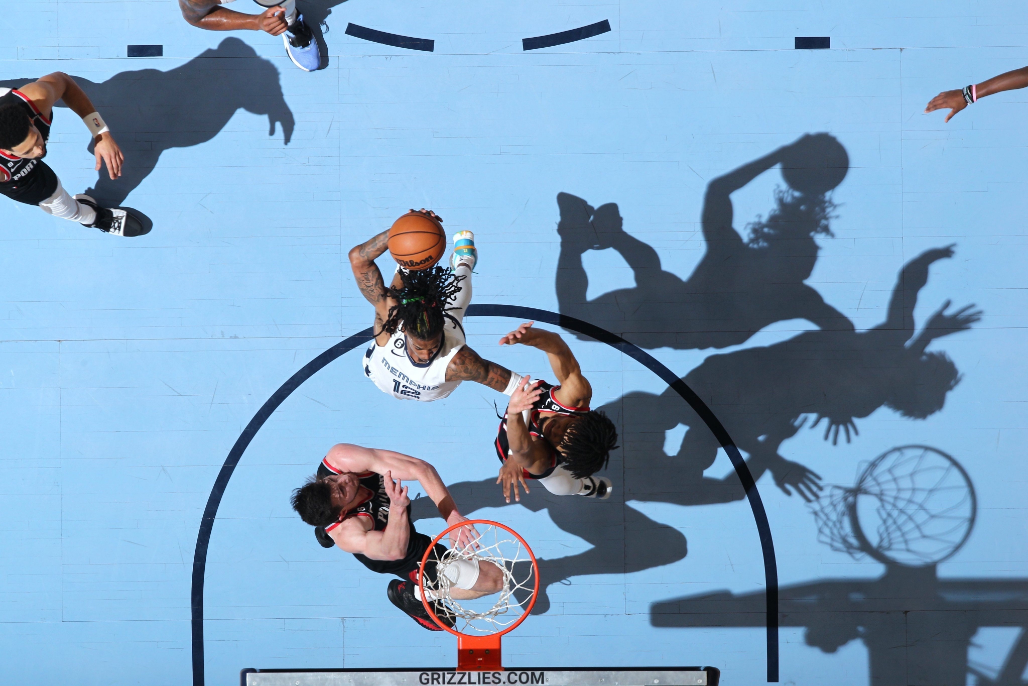 莫兰特爆扣开拓者的瞬间|莫兰特|开拓者_新浪新闻