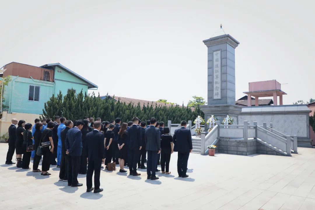 我驻缅甸使馆举行祭扫活动，祭奠他们