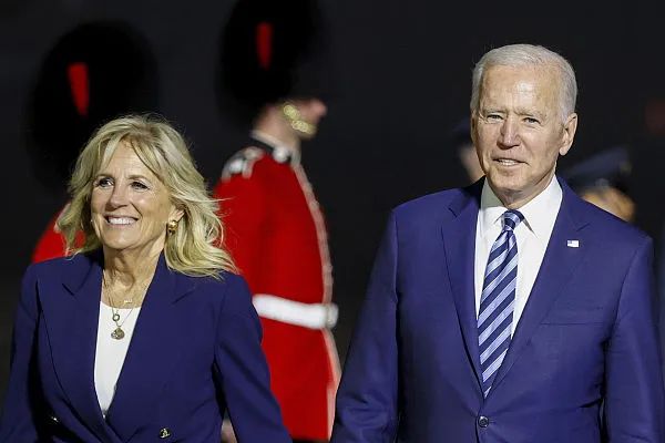 拜登告知英国国王：她去