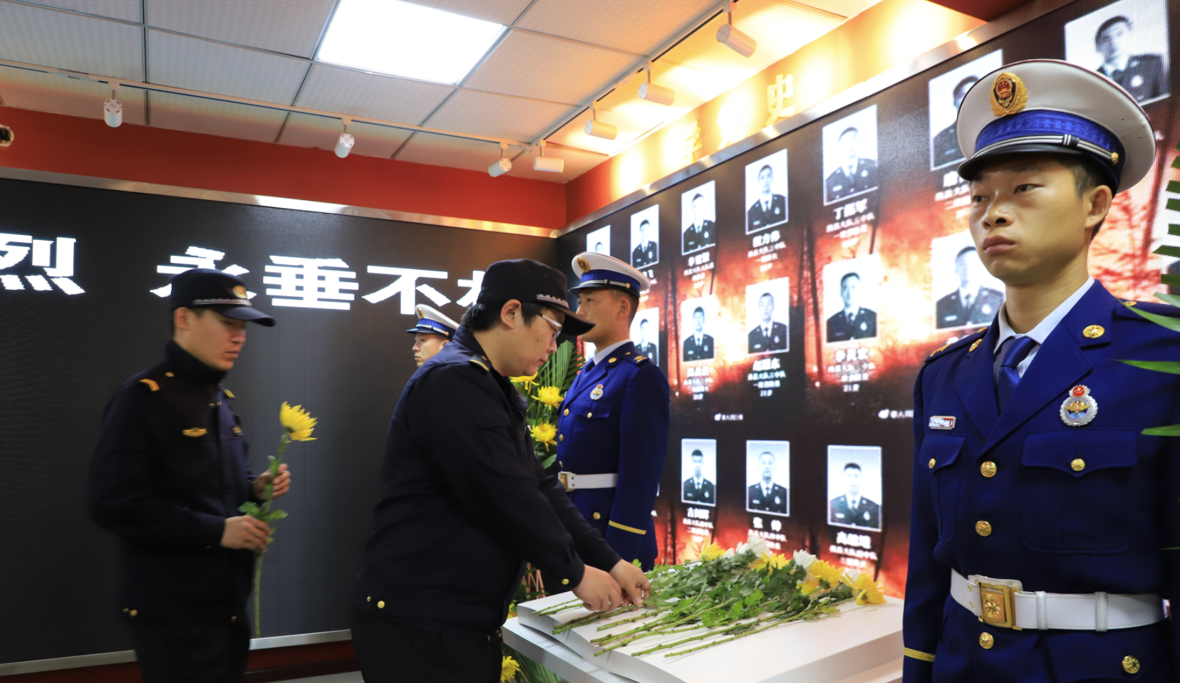 "红色小院"里,消防队员祭奠凉山牺牲的30名救火英雄