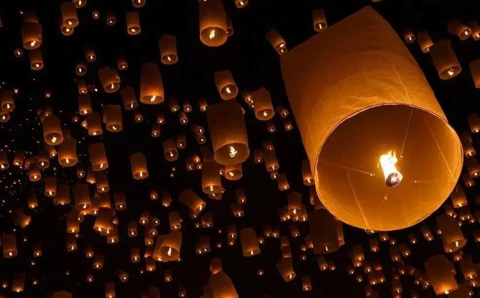 倒上一杯清酒,为亲人祈福,消除周围的寒冷.