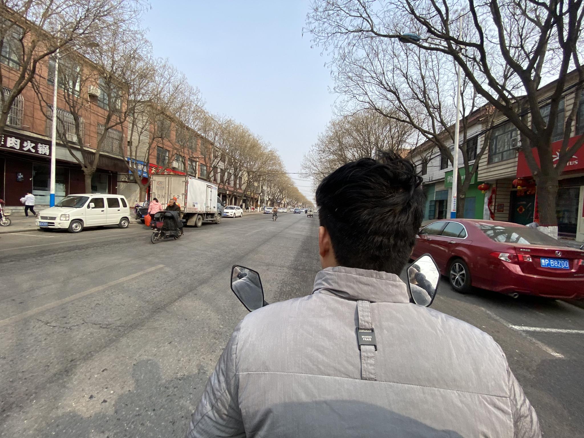 河北邯郸，武俊伟正骑车去上班的饭馆。本文图片均为 澎湃新闻记者 陈灿杰 摄