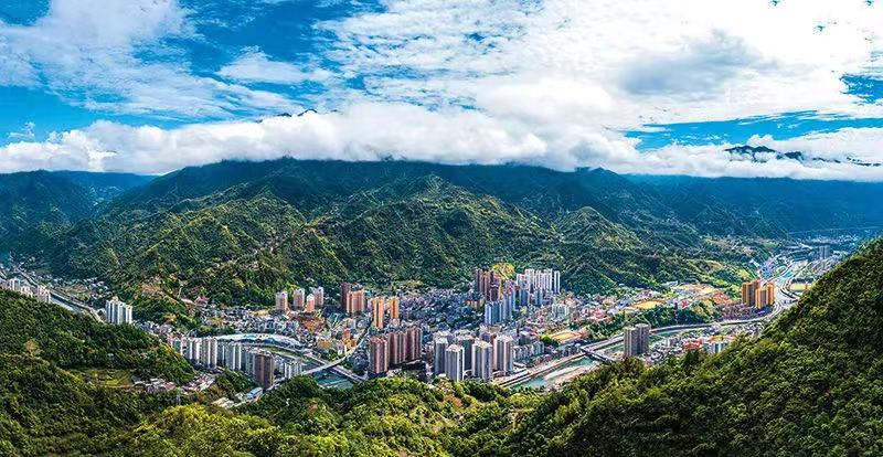 城口县城全景&nbsp;王荣 摄