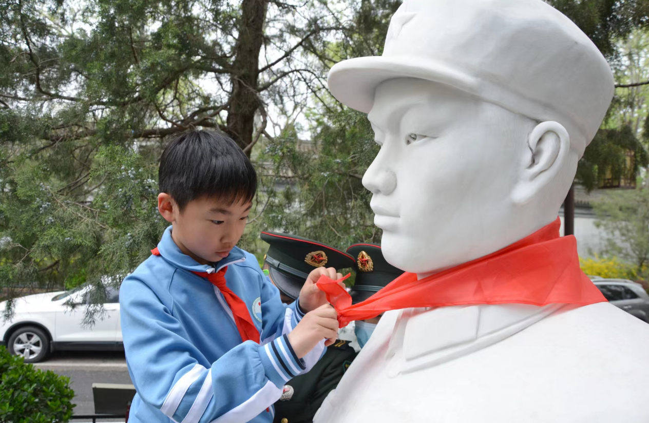 清明别忘祭英烈！京城什刹海柳荫街长眠着这位救人英雄