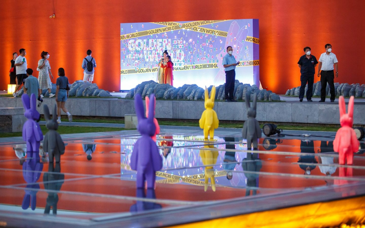 2022年7月17日，隆福寺，市民前来参观合影留念。新京报记者 王子诚 摄