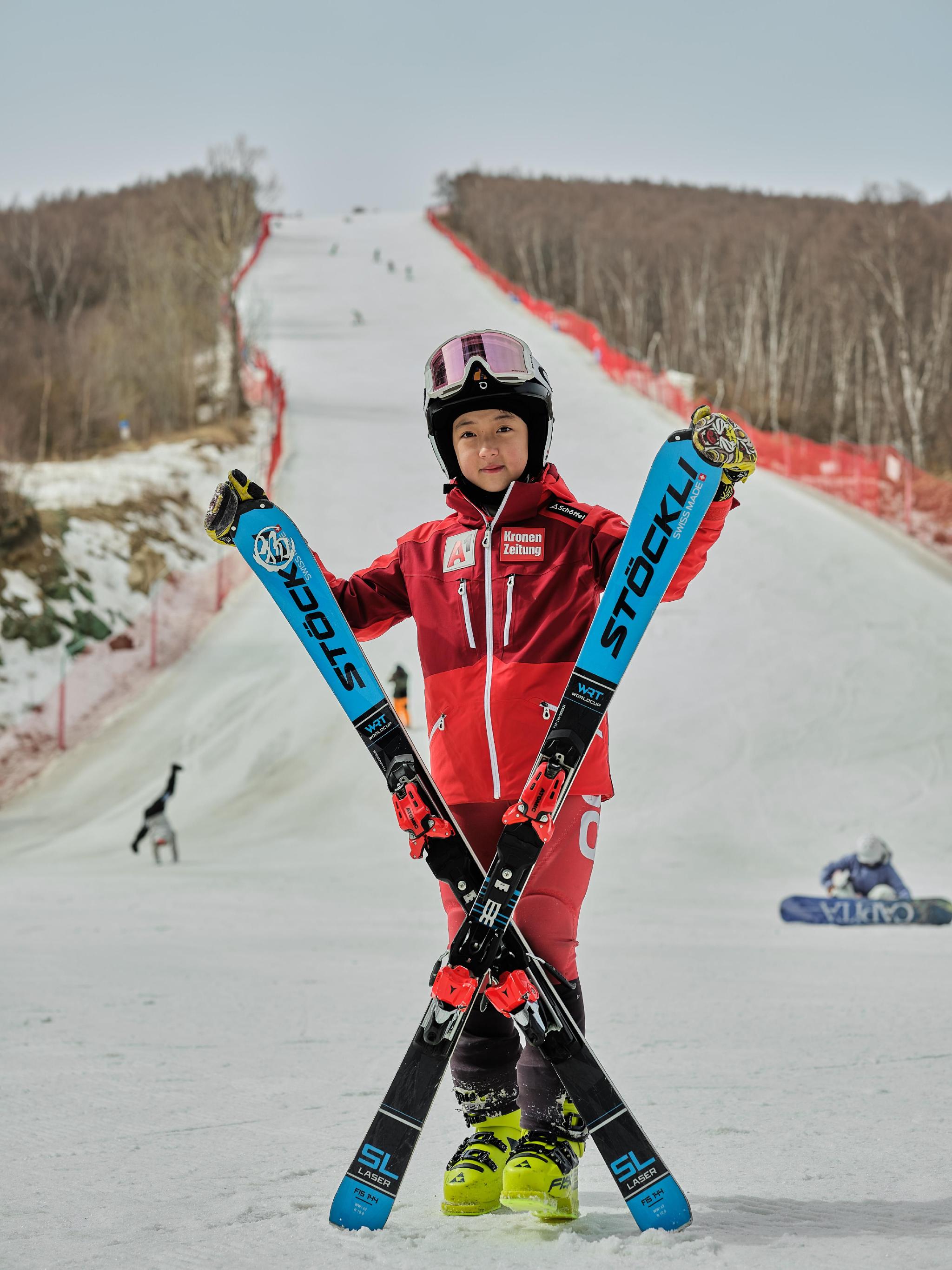 此前,广州女孩王涵之在室内滑雪场系统练习滑雪.