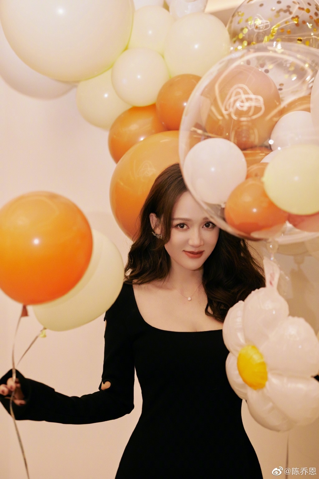 陈乔恩卷发自拍……|陈乔恩|自拍|营业_新浪新闻