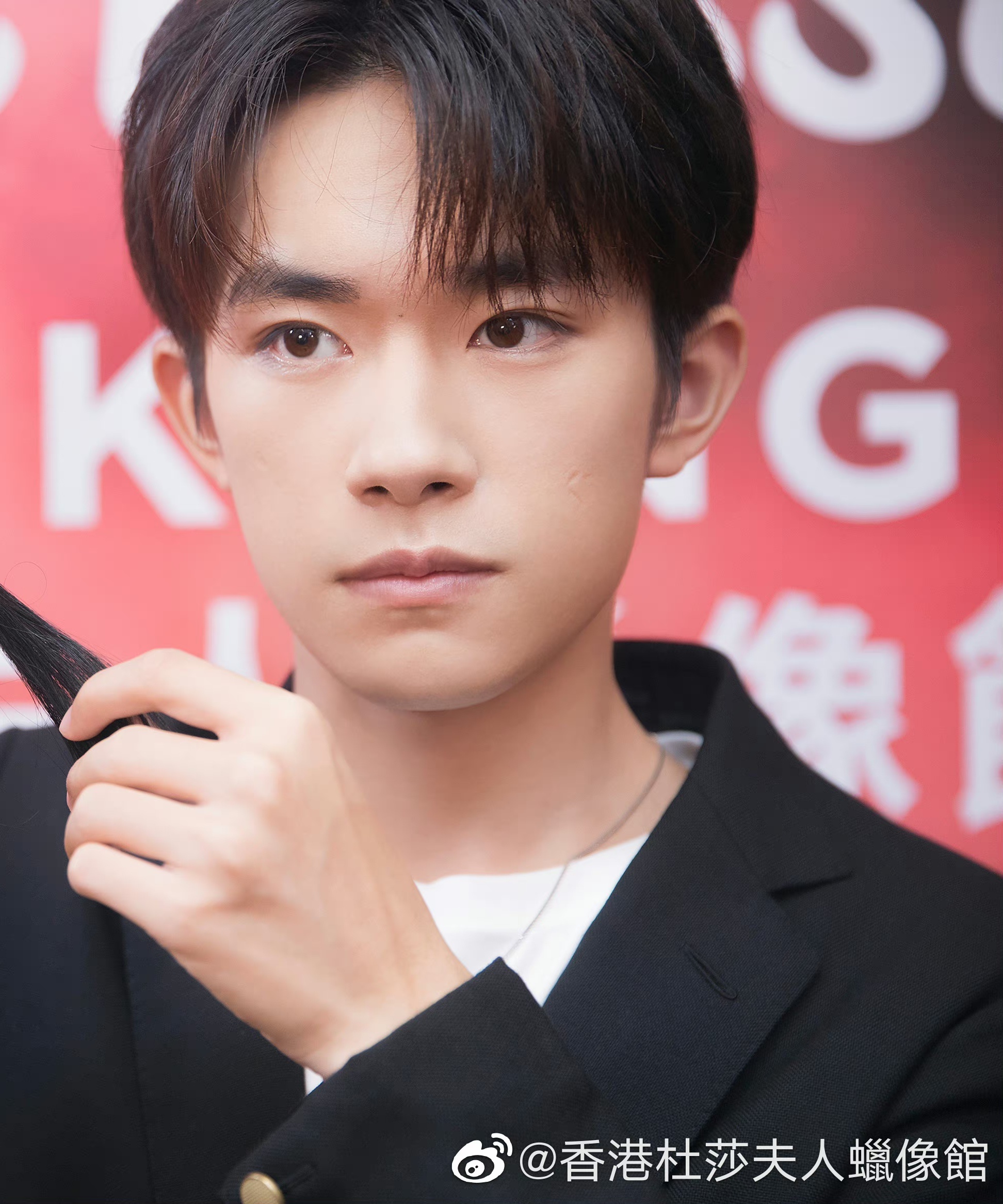 易烊千玺蜡像量身照 67……|蜡像|易烊千玺|揭幕_新浪新闻