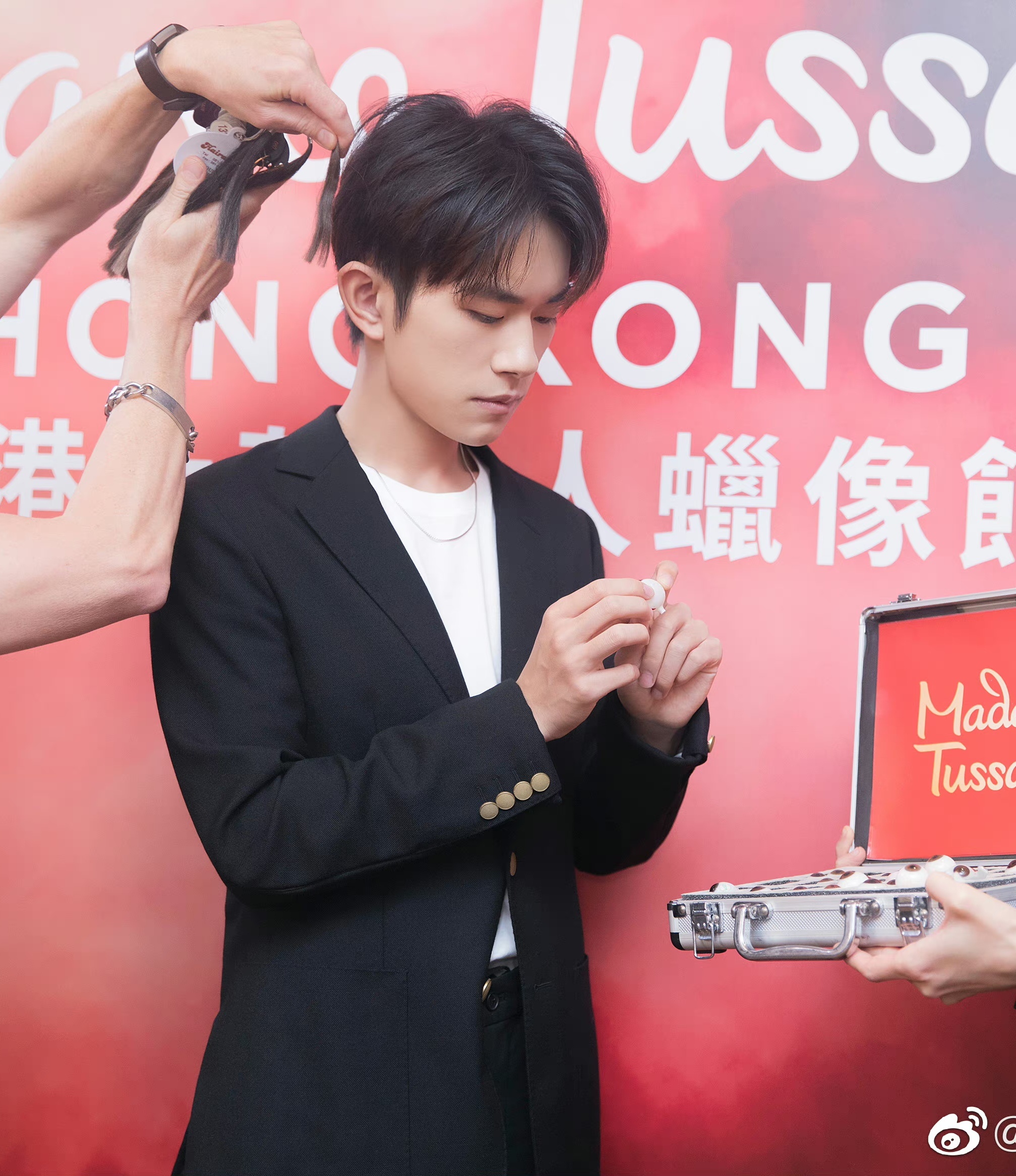 易烊千玺蜡像量身照 67……|蜡像|易烊千玺|揭幕_新浪新闻