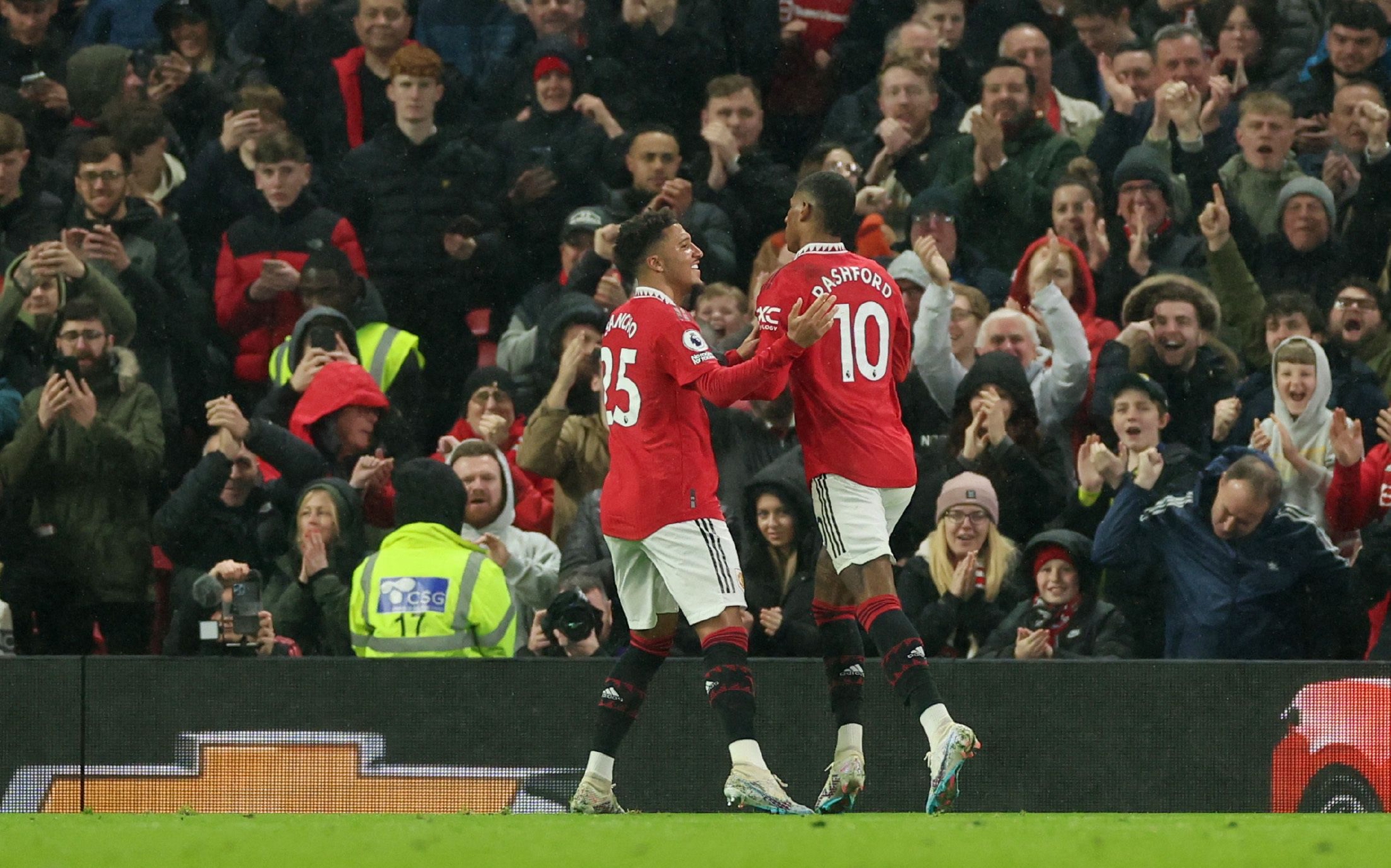 4月5日,曼联队球员拉什福德(左四)在比赛中庆祝进球.