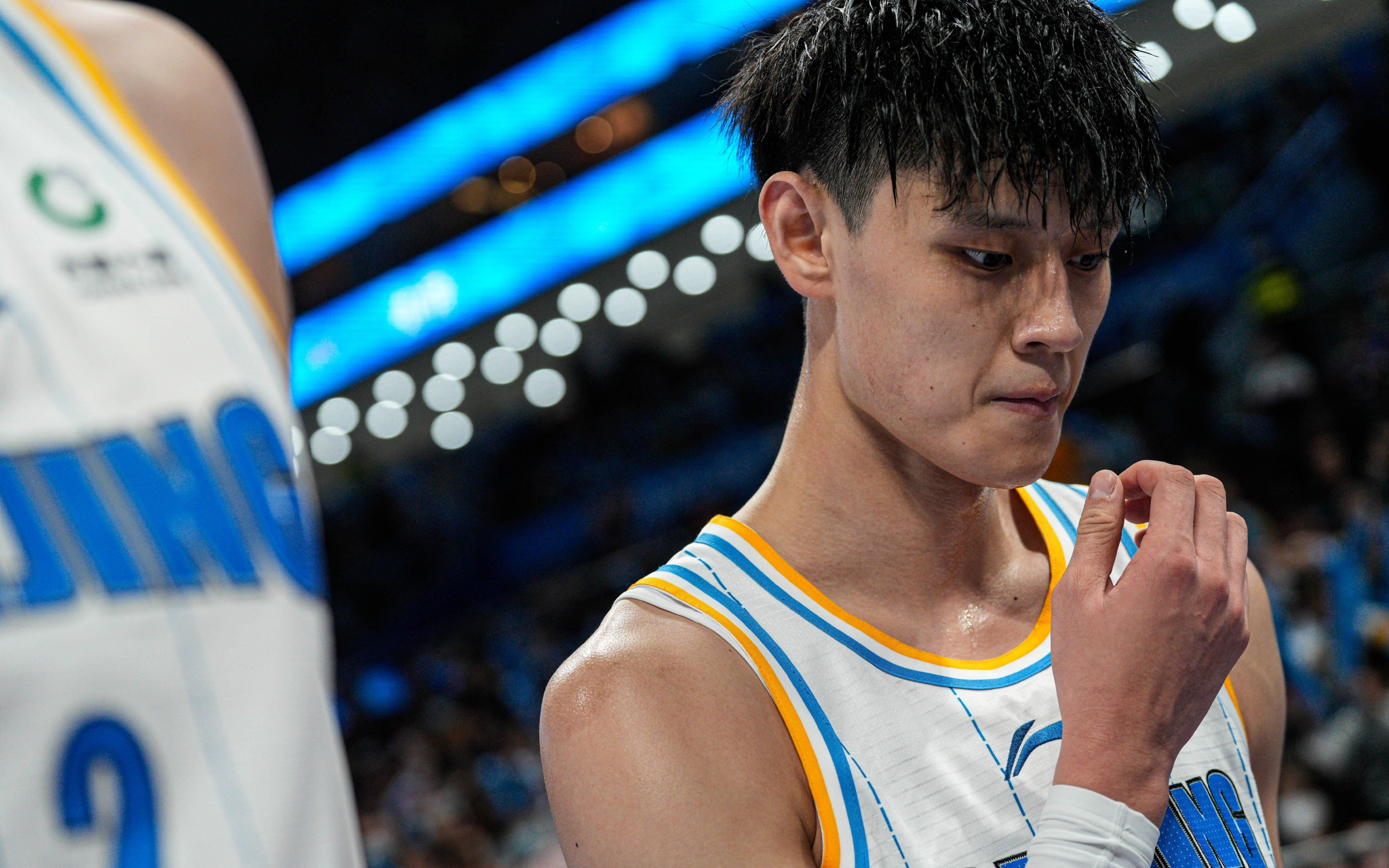 父母现场观赛,让带伤作战的曾凡博很有动力.  图/新华社