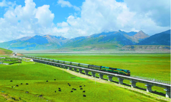 列车飞驰在高原天路.