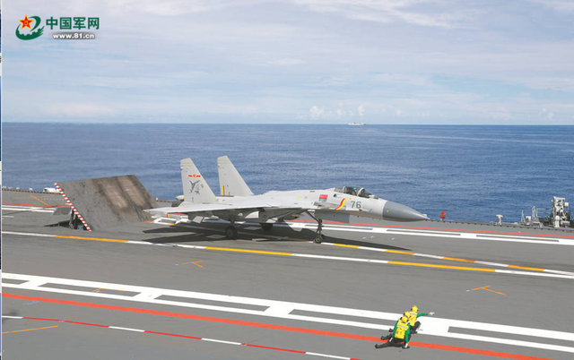 歼-15战斗机在山东舰上准备起飞.中国军网 图