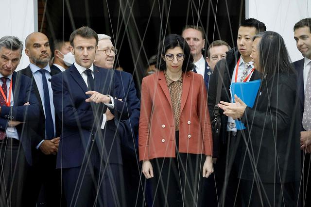 2023年4月5日，北京，法国总统马克龙(左三)参观红砖美术馆。视觉中国 图