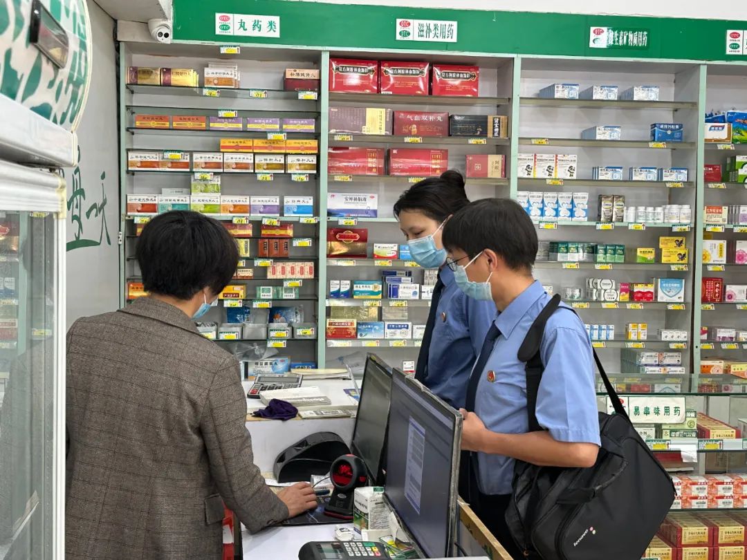 檢察官到藥店調(diào)取核實(shí)被害人購(gòu)藥記錄。