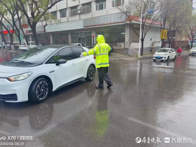 闻雨而动坚守一线 惠民交巡警雨中保畅通|交巡警_新浪新闻