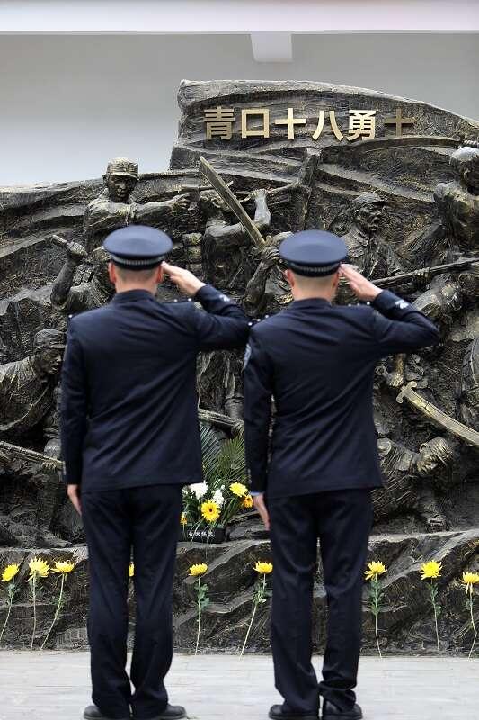 市公安局开发区分局2名民警自发在青口十八勇士纪念馆向烈士敬礼