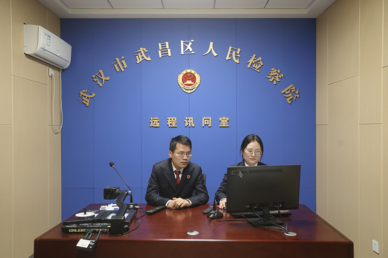 檢察官遠(yuǎn)程訊問(wèn)被告人。