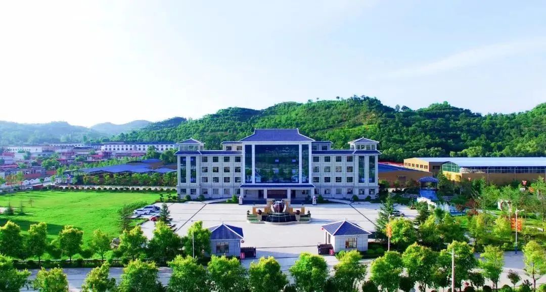 "春和涌"等私人酿酒作坊基础上组建而成的国营企业红川酒厂改制而来