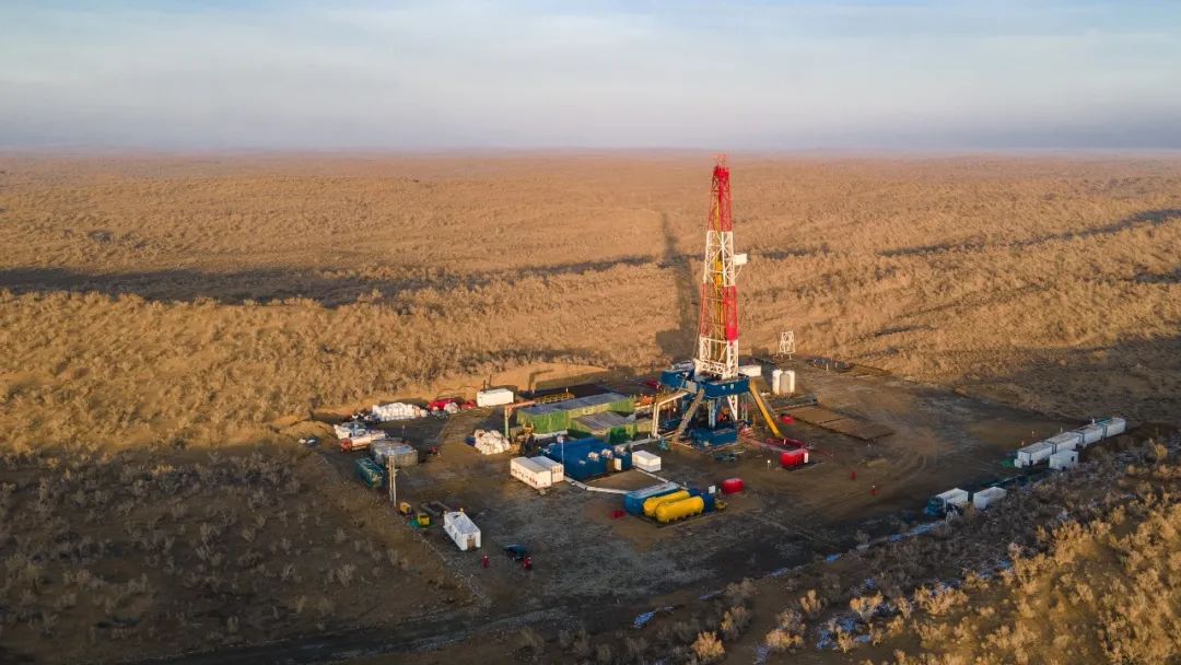 吐哈油田准东新区生产现场.王希瑞 摄