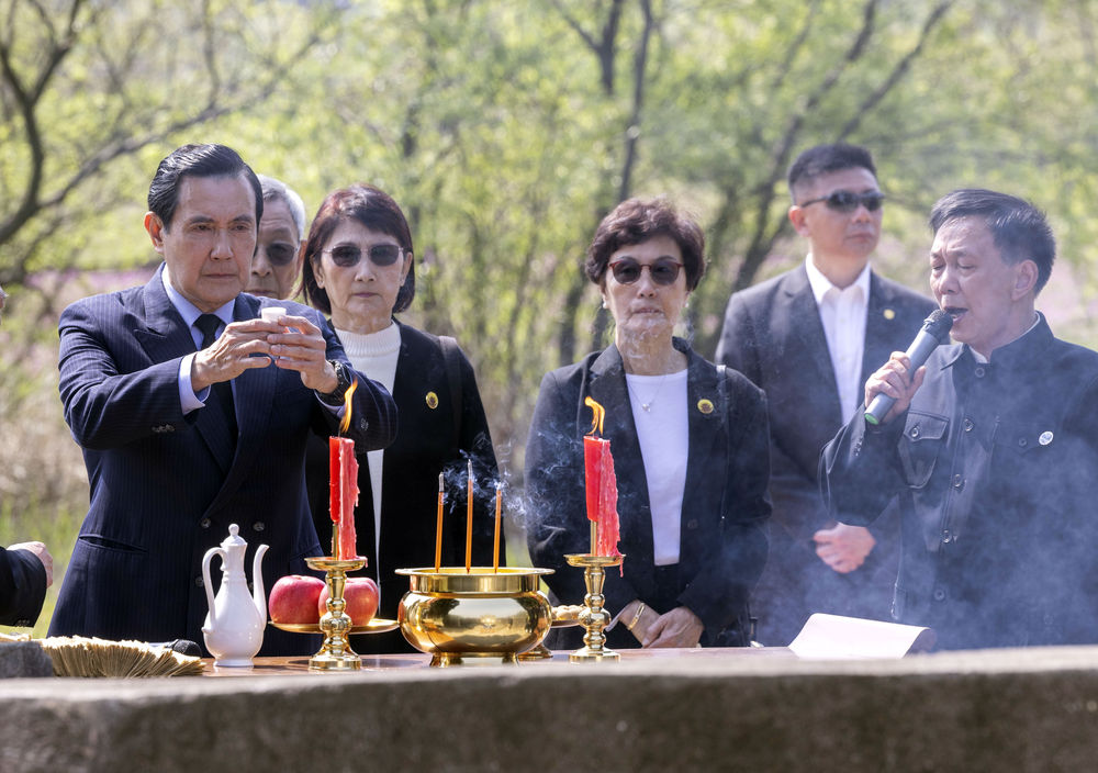 4月1日，在湖南省湘潭县茶恩寺镇双阳村马家祖墓，马英九先生在献酒。新华社记者 才扬 摄