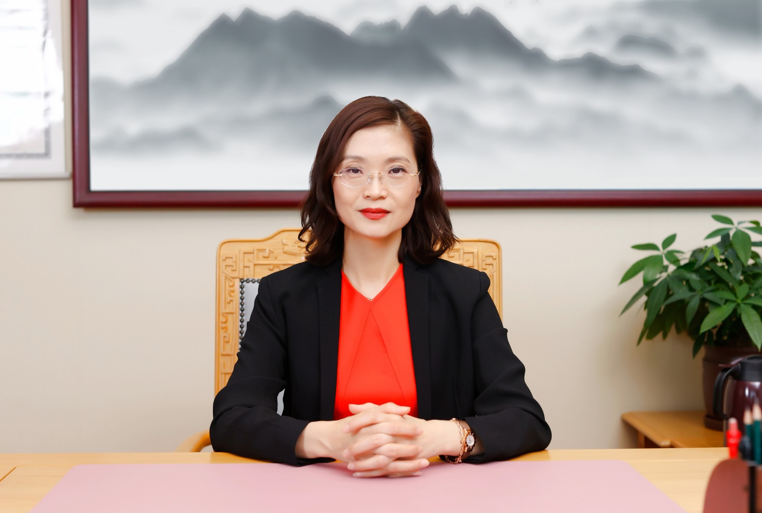 图为中国农业银行重庆市分行党委书记,行长朱晔接受新华财经专访