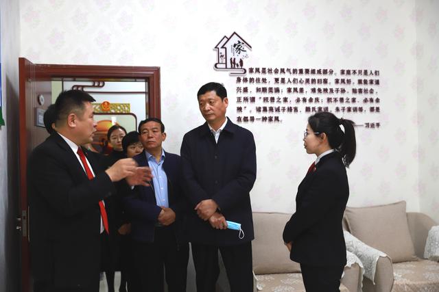 咸阳市市委常委,副市长罗军一行检查彬州法院未成年人保护工作