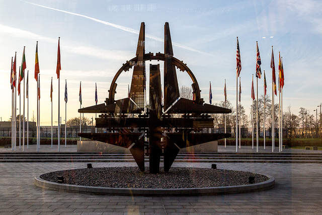 北约总部入口处的北约之星.人民视觉 资料图